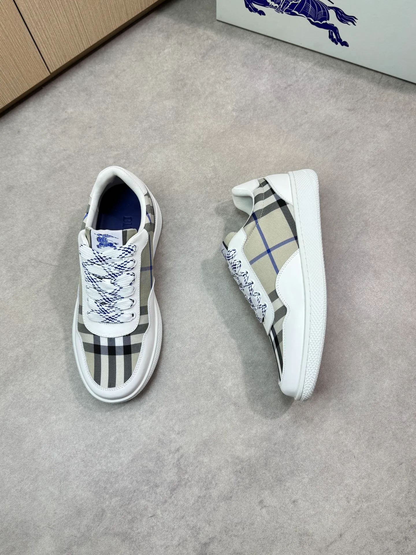 Men's shoes 💰P420💰[BURBERRY] Burberry - High-end quality original 🔍🔍🔍casual sports sneakers - Upper: imported 🔝 Napa calfskin, brand totem cloth, tongue brand cloth label - Lining: brand canvas, foot pad; water-dyed cowhide - Outsole: ultra-light TPR rubber; two-color molded outsole -Ultra-high quality control and fine workmanship: outstanding (high-end, extravagance, class) -Size: 38-44 (45 for men, can be customized)